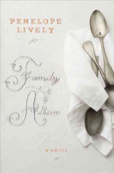 Family album / Penelope Lively.